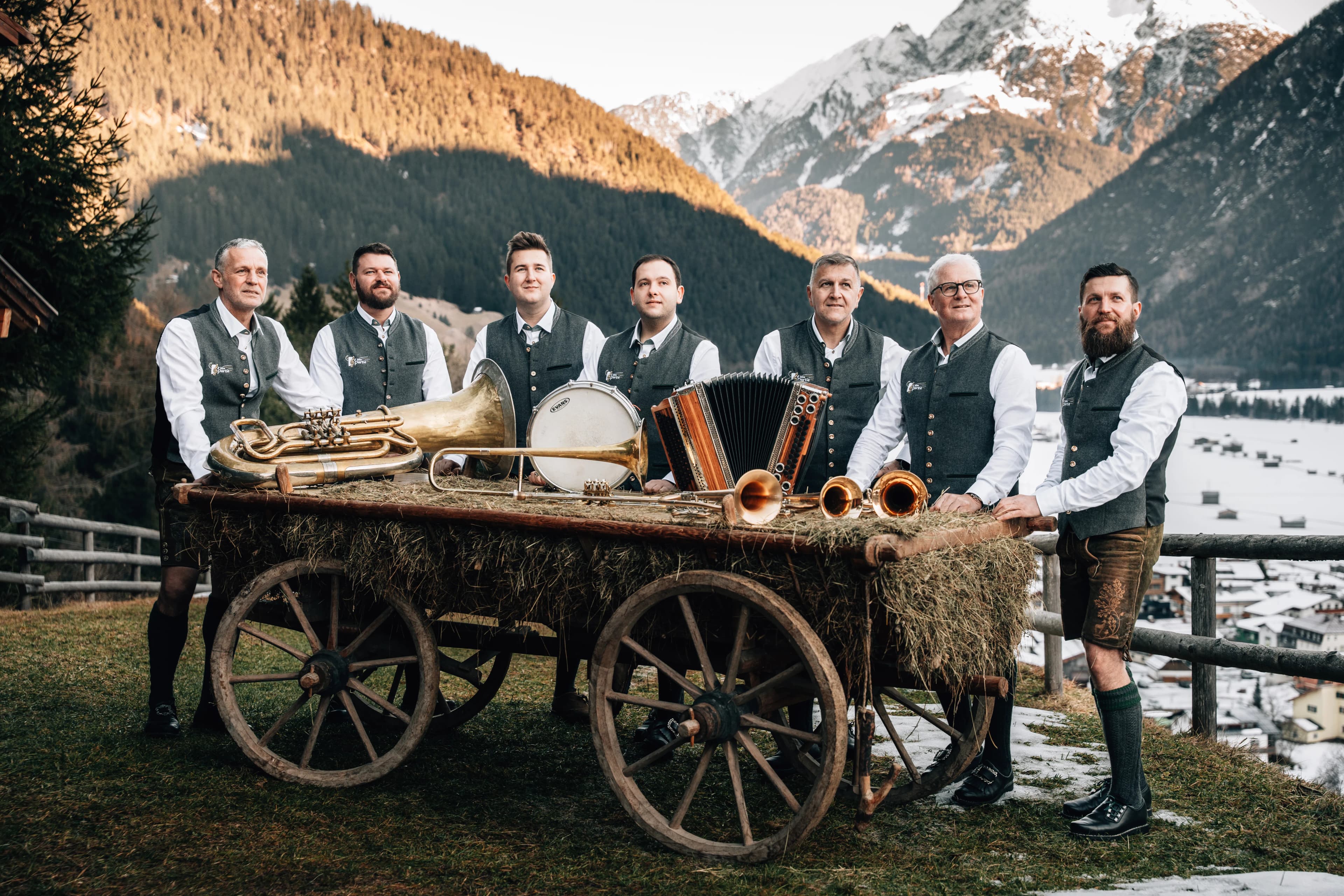 d' kloa Partie beim Wagen seitlich